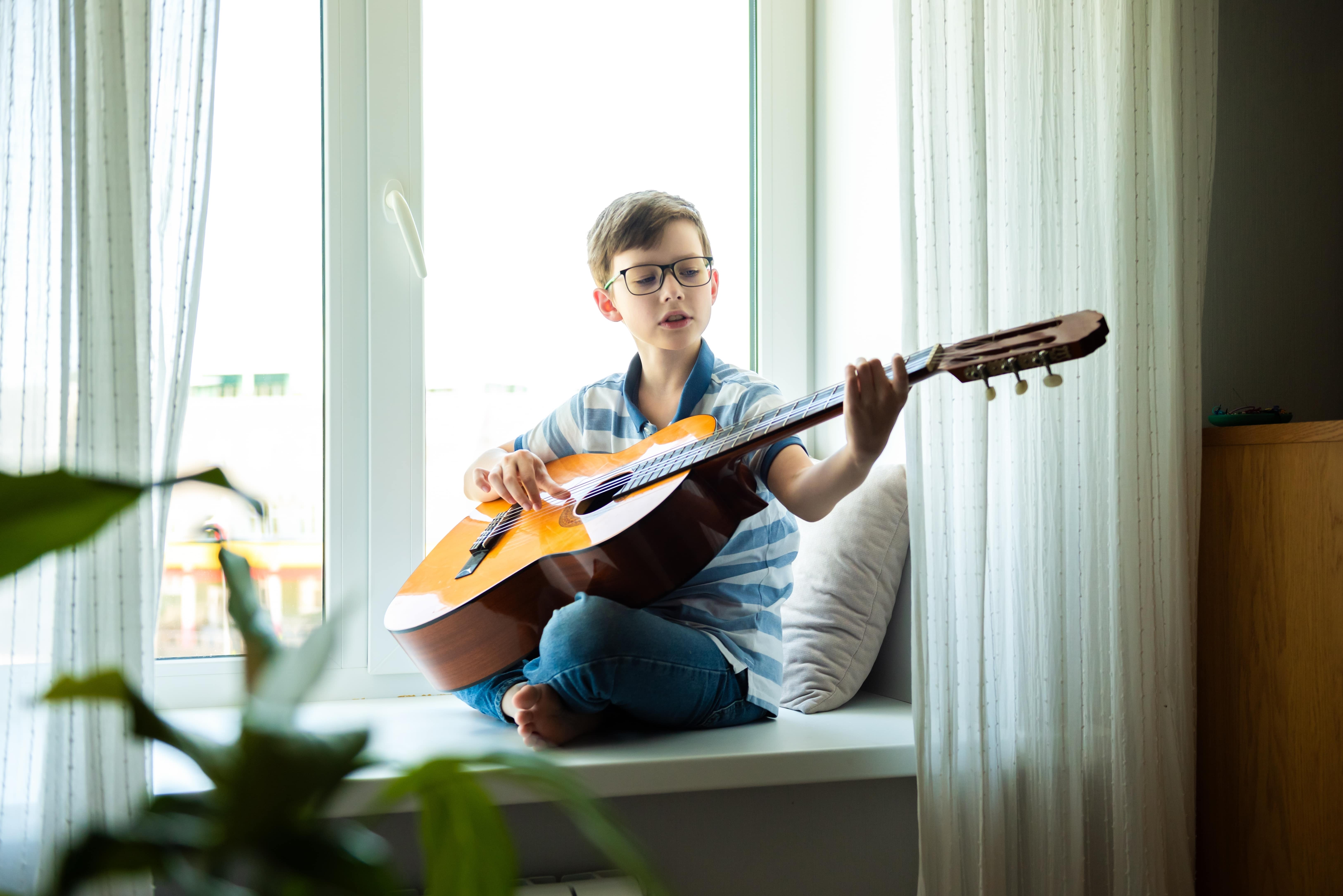 Enfant jouant de la guitare